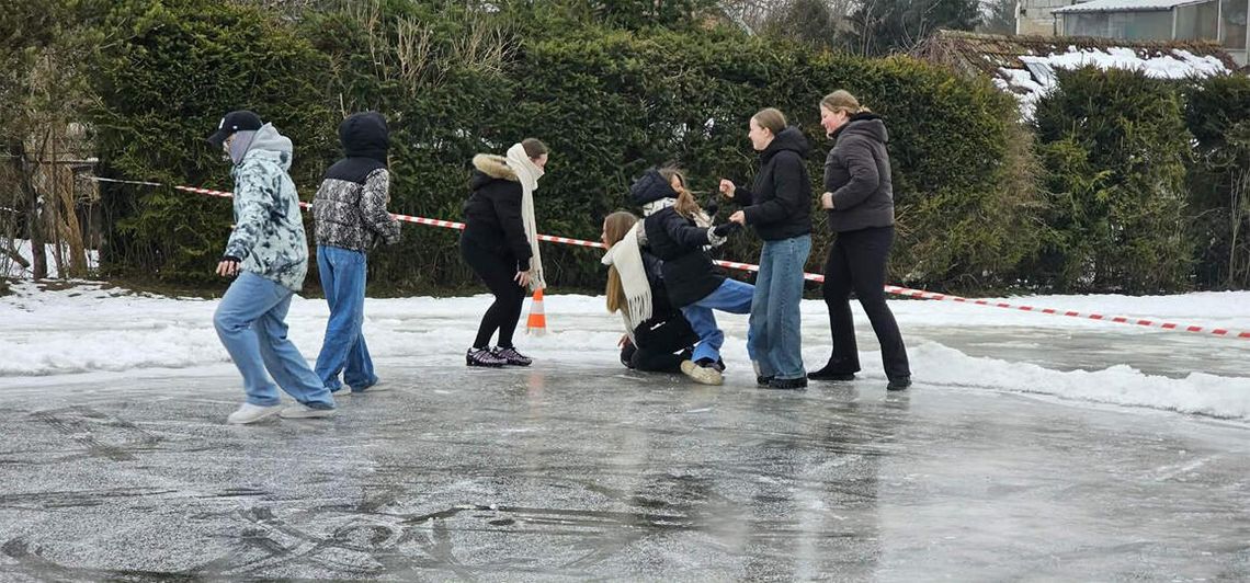Wrześnica: Nauczyciele, uczniowie i strażacy stworzyli lodowisko przyszkolne