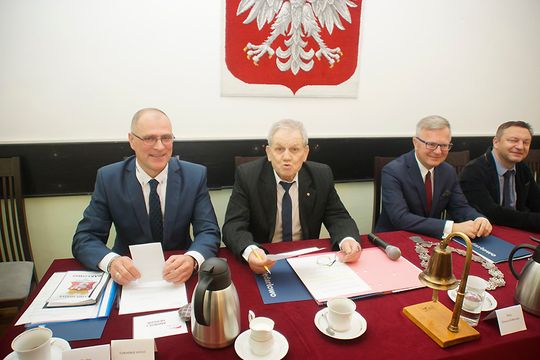 Na początku sesję poprowadził Edward Ziółkowski - radny Senior