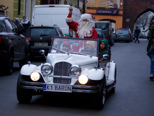 A oto sam Święty Mikołaj zmierzający na plac przed Ratuszem