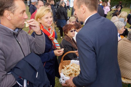 14.09 Dożynki w Wilkowicach. Izabela Sozańska - Majchrzak (PiS) bierze dożynkowy chleb od wójta Janusza Bojkowskiego.