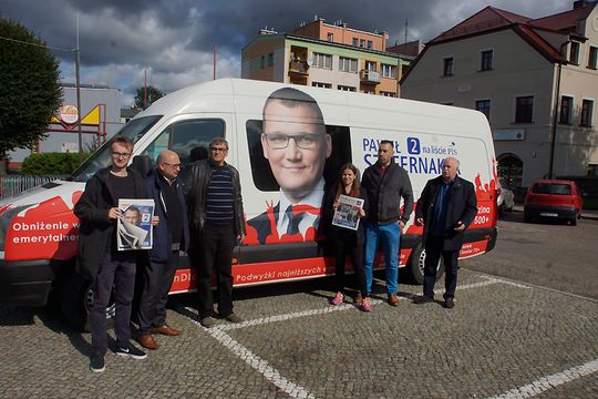 18.09 Sławno: na główny plac w mieście zawitał pojazd reklamujący Pawła Szefernakera, kandydata PiS do Sejmu RP, aktualnego wiceministra spraw wewnętrznych i administracji. 