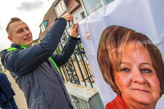 26.09 Darłowo: Brejza osobiście pomagał wieszać banery Elżbiety Karlińskiej