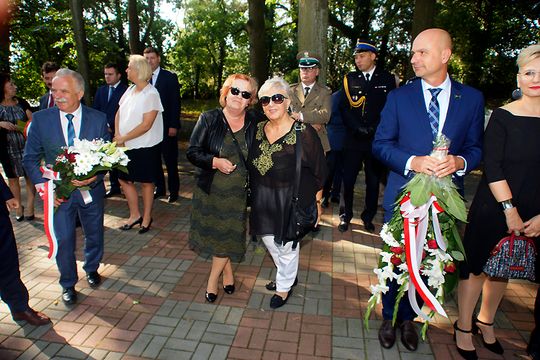 1.09 Cmentarz Komunalny w Sławnie. Elżbieta Karlińska - kandydatka KO do Sejmu i jednocześnie radna Sejmiku Zachodniopomorskiego z Wandą Jakubowską - też radna sejmiku, ale z PiS