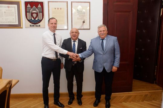 23.09 Sławno: po konferencji przed prokuraturą, Piotr Zientarski odwiedził Krzysztofa Frankensteina - burmistrza Sławna. Do rozmowy o wyborach przyłączył się także Mieczysław Grabowski - zastępca burmistrza Sławna.