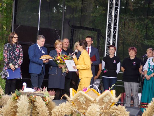 14.09 Wilkowice. Dożynki Gminy Postomino. Elżbieta Gumińska - Wasiak, kandydatka PSL-u składa gratulacje w imieniu Senator Grażyny Anny Sztark 