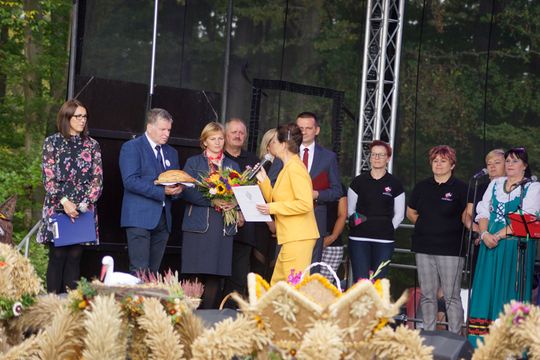 14.09 Wilkowice. Dożynki Gminy Postomino. Elżbieta Gumińska - Wasiak, kandydatka PSL-u składa gratulacje w imieniu Senator Grażyny Anny Sztark 