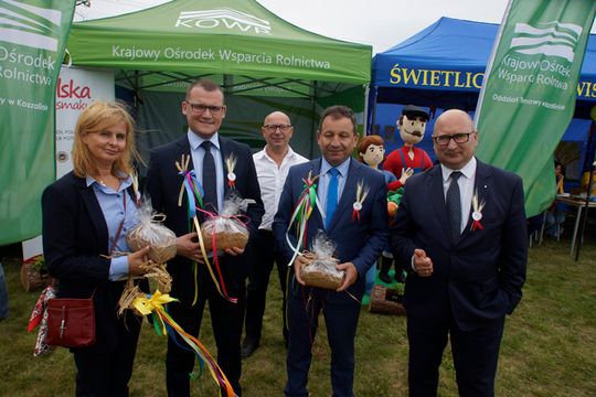 8.09 Stary Kraków. Podczas dożynek promowali się kandydaci PiS. Od lewej Izabela Sozańska - Majchrzak, Paweł Szefernaker (oboje do Sejmu) oraz Krzystof Nieckarz - kandydat na senatora.