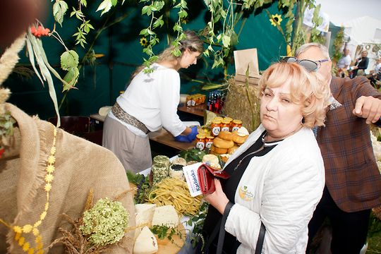 7.09 Malechówko: Dożynki gminy Malechowo. Na jednym ze stoisk spotkaliśmy Elżbietę Karlińską (KO)
