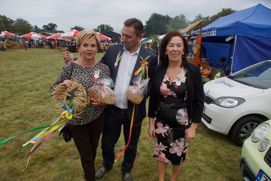 8.09 Dożynki w Starym Krakowie; Od lewej Barbara Gregorcewicz, kandydatka KO do Sejmu RP, Tomasz Sobieraj - wicemarszałek województwa zachodniopomorskiego oraz Marta Hołowata - radna gminy Sławno.  