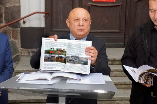 3.10 Sławno: przed sławieńskim ratuszem, swój program wyborczy prezentował Piotr Zientarski (KO). Mówił też o swoich dokonaniach, jako Senatora RP. 