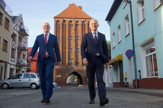 13.09 Sławno. Przed Bramą Słupską spotkaliśmy Adama Ostaszewskiego - kandydata KO do Sejmu RP, znanego z udzielania mieszkańcom Sławna, darmowych porad prawnych. Towarzyszył mu polityk z pierwszych stron gazet i telewizyjnych ekranów Senator Grzegorz Napieralski.  