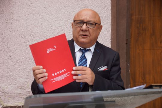 23.09 Sławno: Piotr Zientarski przedstawia raport o stanie praworządności w Polsce oraz o łamaniu konstytucji przez rząd PiS.