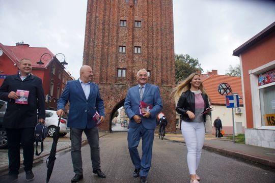 30.09 Sławno: Jerzy Kotlęga, były Kurator Oświaty, a obecnie kandydat Lewicy do Sejmu RP odwiedził Sławno. Na zdjęciu z lokalnymi działaczami Lewicy.  
