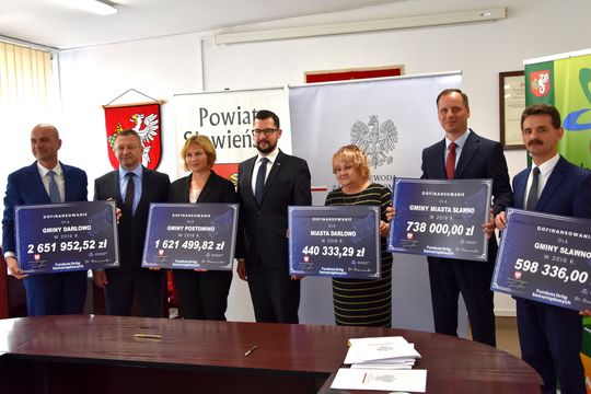 28.09 Sławno: Marek Subocz (kandydat PiS), wicewojewoda zachodniopomorski podpisał z kilkoma samorządami powiatu sławieńskiego, umowy na dofinansowanie przebudowy dróg gminnych.