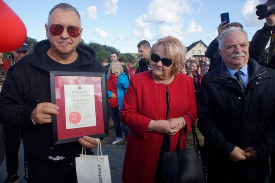 19.09 Darłowo. Do miasta przyjechał Jerzy Owsiak, aby oficjalnie otworzyć i nadać imię nowemu mostowi Wielkiej Orkiestry Świątecznej Pomocy. Od przedstawicieli Darłowa otrzymał pamiątkowy dyplom. Na zdjęciu z Elżbietą Karlińską - sekretarzem miasta, kandydatką na posłankę z listy KO i Czesławem Woźn