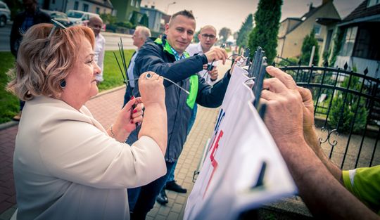 26.09 Darłowo: Brejza osobiście pomagał wieszać banery Elżbiety Karlińskiej, oczywiście robił to wraz z kandydatką...