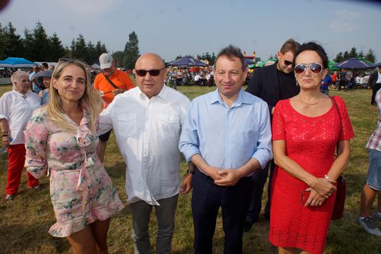 1.09 Wrzesień to okres dożynek i możliwości... pokazania się na imprezach gromadzących wiele osób. Już na pierwszych dożynkach powiatu sławieńskiego, czyli Święcie Plonów gminy Darłowo, pojawili się kandydaci. Widzieliśmy troje z nich. Od lewej: Piotr Zientarski (KO) - kandydat do Sejmu, Krzysztof N