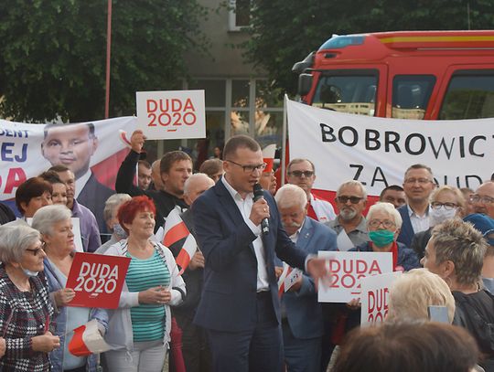 Sławno: premier Mateusz Morawiecki agitował za Andrzejem Dudą. Obok była kontrmanifestacja