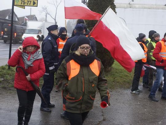 Malechowo: blokada krajowej szóstki przez protestujących rybaków