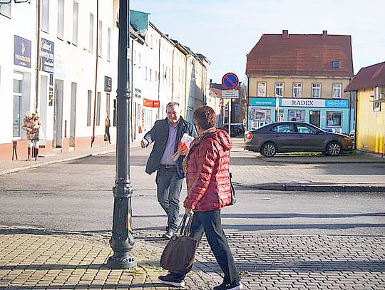 Sławno Senator rozdawał biało-czerwone flagi