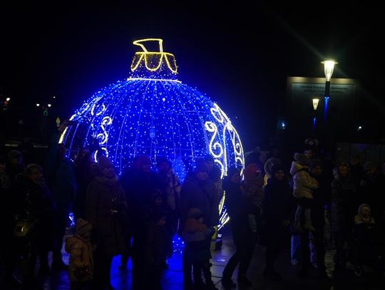 Sławno koncert Orkiestry Dętej im. Ziemi Sławieńskiej przy bombce na skwerze przy ul. Armii Krajowej