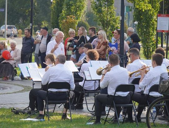 Sławno koncert orkiestry koło fontanny