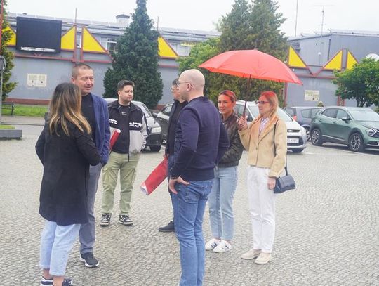Sławno wicemarszałek i wicestarosta wieszali banery Trzaskowskiego