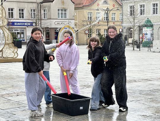 Darłowo: Lali się wodą, pomimo chłodu i wiatru