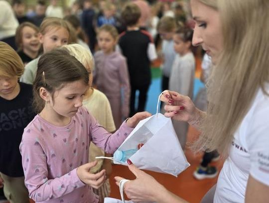 Mistrzyni Olimpijska Małgorzata Hołub-Kowalik ćwiczyła z uczniami SP nr 3 w Darłowie